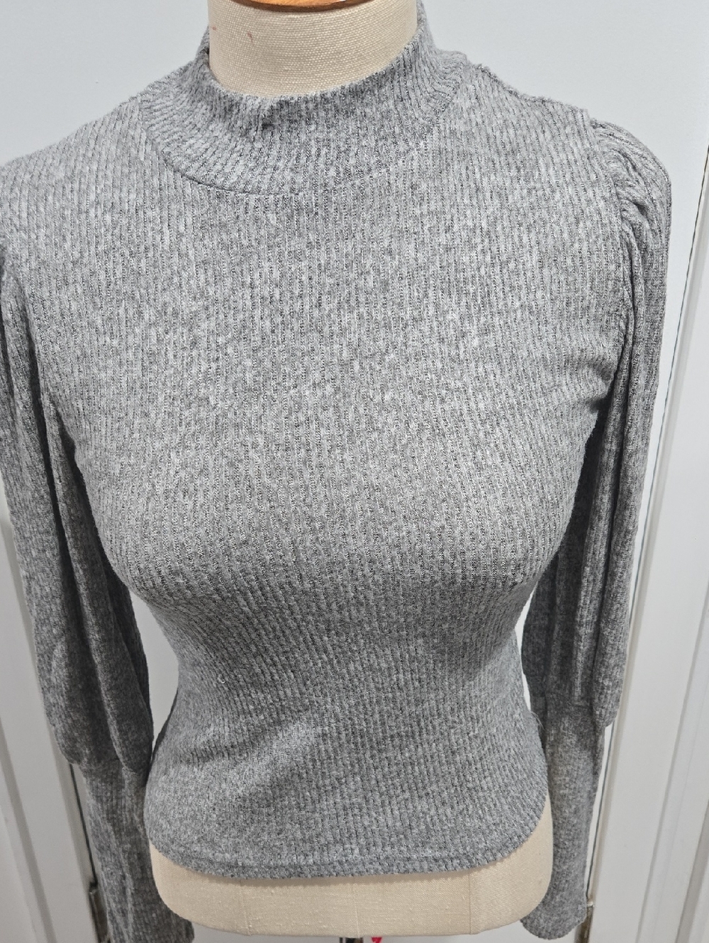Women's Grey Ribbed Long-Sleeve Mock Neck Sweater With Puffed Sleeves Sz Medium